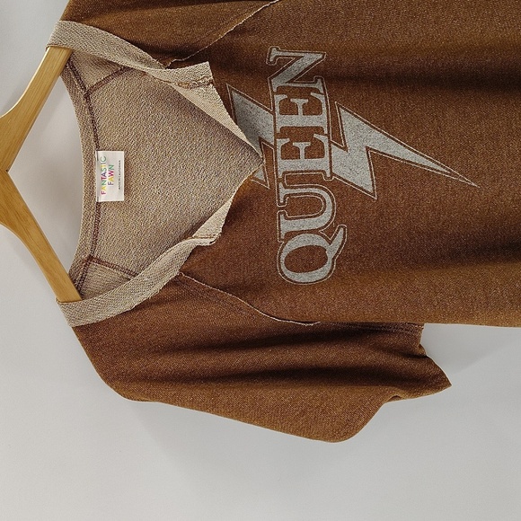Fantastic Fawn QUEEN Pullover Top Size Large Brown Lightning Bolt Graphic V neck - Picture 2 of 9